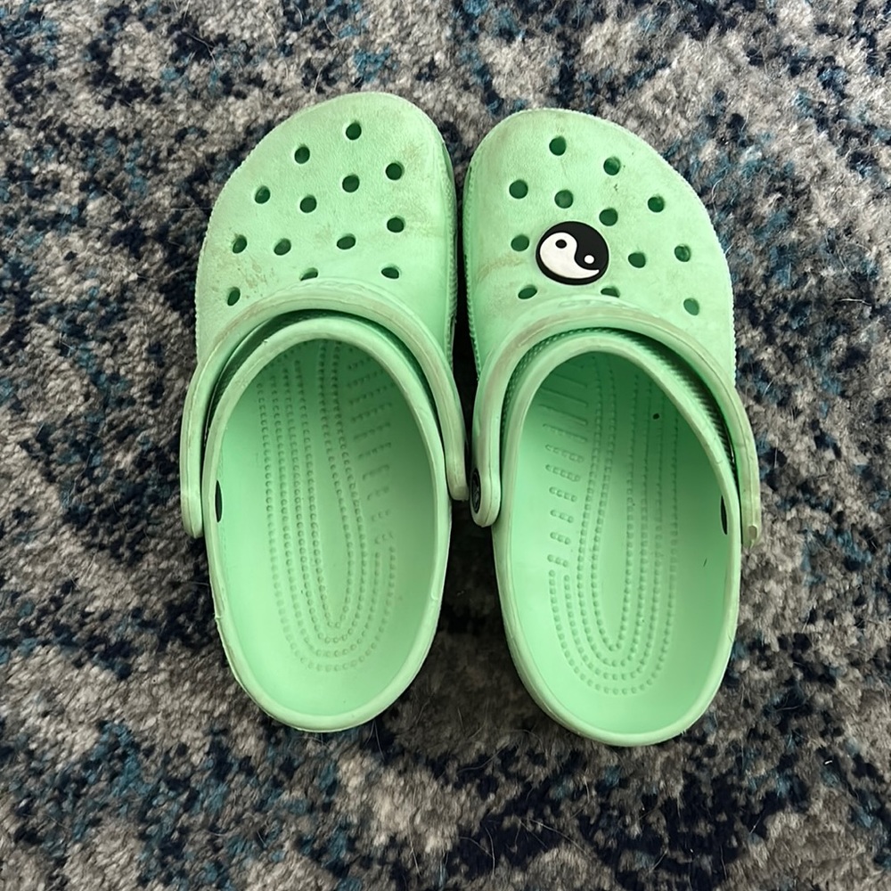 Green Crocs size 7. Men’s size 5. Only worn a few times.